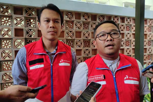 Area Manager Comm, Rel & CSR Pertamina Patra Niaga Regional Jatimbalinus, Ahad Rahedi. (kanan). (rhd) - Layanan Serambi MyPertamina dan Modular Dispenser BBM Manjakan Pemudik