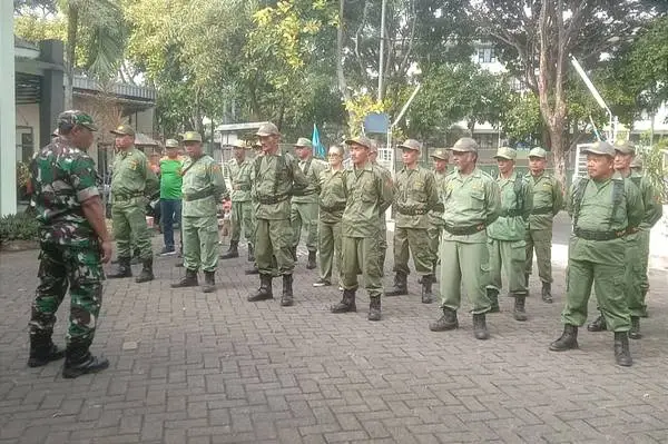 Babinsa Kedungkandang Berikan Pengarahan Linmas Jelang Idulfitri