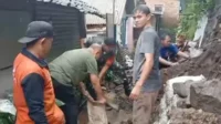 Babinsa Kedungkandang Evakuasi Tanah Longsor di Kotalama