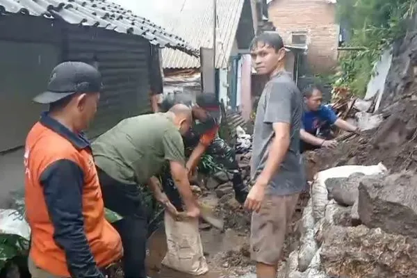 Babinsa Kedungkandang Evakuasi Tanah Longsor di Kotalama