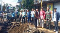 Babinsa Koramil Kedungkandang bantu lokalisir Jalan Ranugrati Ambles. (ist) - Babinsa Koramil Kedungkandang Bantu Lokalisir Jalan Ranugrati Ambles