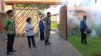 Babinsa Koramil Klojen Dampingi Dinkes Fogging Cegah DBD