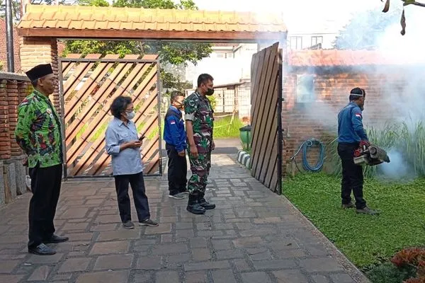 Babinsa Koramil Klojen Dampingi Dinkes Fogging Cegah DBD