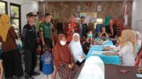 Babinsa Koramil Klojen dampingi Tim Nakes Oro-oro Dowo pemeriksaan jentik-jentik nyamuk. (ist) - Babinsa Koramil Klojen Dampingi Tim Nakes Oro-oro Dowo Pemeriksaan Jentik-jentik Nyamuk