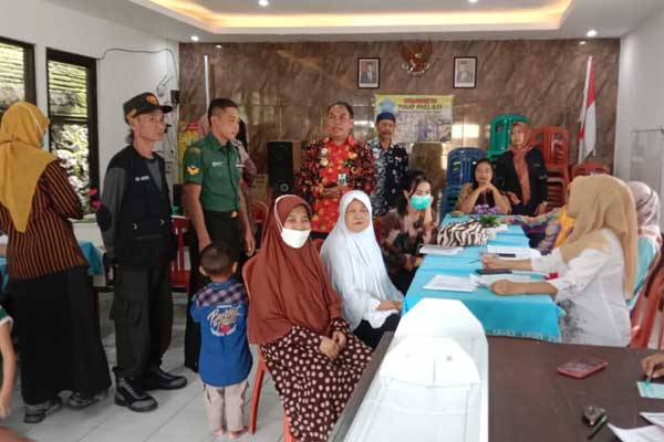 Babinsa Koramil Klojen dampingi Tim Nakes Oro-oro Dowo pemeriksaan jentik-jentik nyamuk. (ist) - Babinsa Koramil Klojen Dampingi Tim Nakes Oro-oro Dowo Pemeriksaan Jentik-jentik Nyamuk