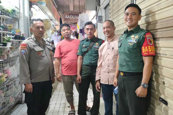 Babinsa Koramil Klojen monitoring wilayah binaan jelang lebaran. (ist) - Babinsa Koramil Klojen Monitoring Wilayah Binaan Jelang Lebaran