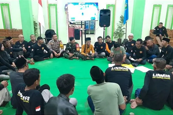 Babinsa Koramil Lowokwaru Bersama Anggota Linmas Halalbihalal di Tunggulwulung