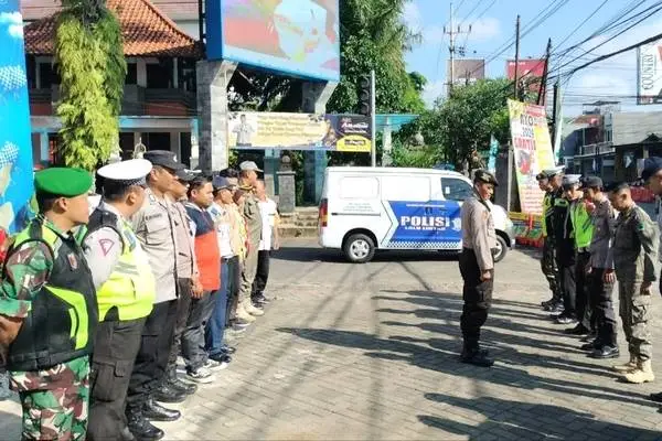 Babinsa Koramil Lowokwaru Jaga Keamanan Pemudik di Pos Pam UB