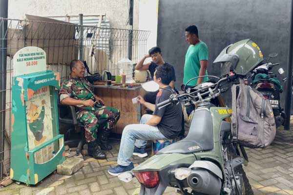 Babinsa Koramil Lowokwaru komsos bersama warga Dinoyo. (ist) - Babinsa Koramil Lowokwaru Komsos Bersama Warga Dinoyo