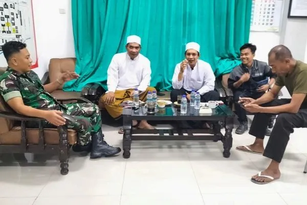 Babinsa Koramil Lowokwaru Komsos Bersama Warga Sumbersari
