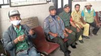 Babinsa Koramil Sukun Komsos bersama Linmas Bahas Kamtibmas Lebaran