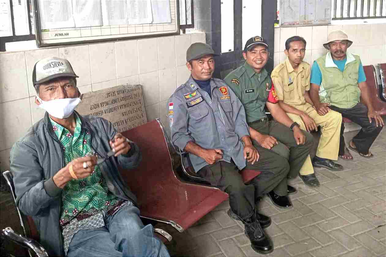 Babinsa Koramil Sukun Komsos bersama Linmas Bahas Kamtibmas Lebaran