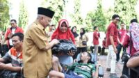 Bansos diserahkan langsung oleh Bupati Situbondo kepada pilar kesejahteraan sosial yang selanjutnya disalurkan kepada para penerima dalam acara halal bihalal di halaman Kantor Dinas Sosial Kabupaten Situbondo, Senin (29/4/2024). (Seru.co.id/aza) - Bupati Situbondo Salurkan Bansos Paket Sembako pada 75 Penyandang Disabilitas dan Lansia