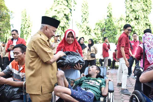 Bansos diserahkan langsung oleh Bupati Situbondo kepada pilar kesejahteraan sosial yang selanjutnya disalurkan kepada para penerima dalam acara halal bihalal di halaman Kantor Dinas Sosial Kabupaten Situbondo, Senin (29/4/2024). (Seru.co.id/aza) - Bupati Situbondo Salurkan Bansos Paket Sembako pada 75 Penyandang Disabilitas dan Lansia
