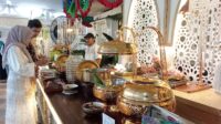 Beberapa tamu saat mencicipi berbagai makanan. (afi) - Ingin Berkumpul Masyarakat, Pj Wali Kota Malang Open House untuk Umum