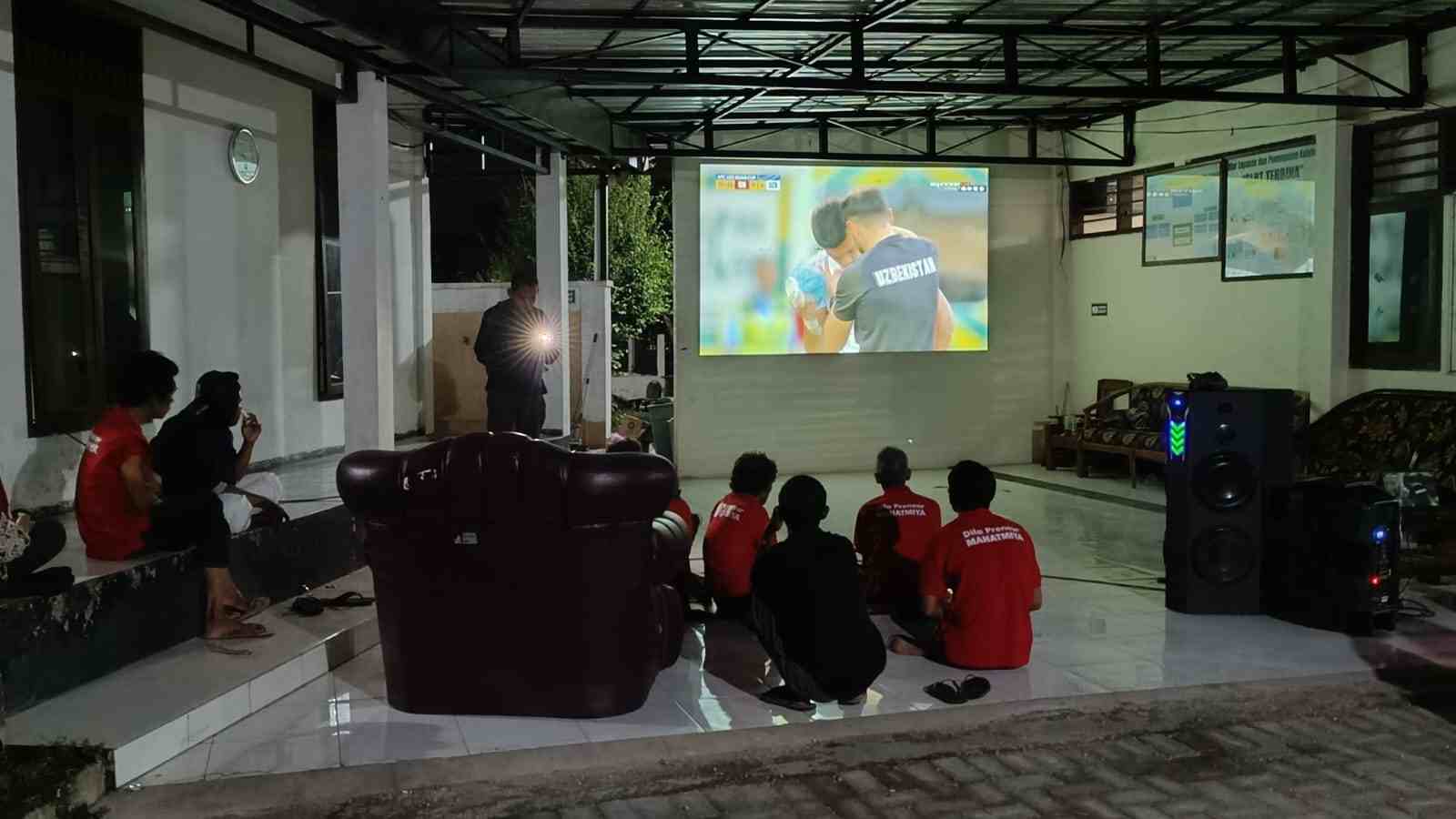 Belasan ODGJ di Jember Nonton Bareng Timnas Indonesia vs Uzbekistan