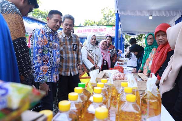 Berbagai kebutuhan pokok tersedia saat gerakan pangan murah di Kecamatan Blimbing. (ist) - Penuhi Kebutuhan Masyarakat, Pj Wali Kota Malang Gelar Gerakan Pangan Murah di Kecamatan Blimbing
