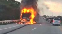 Bus Pahala Kencana terbakar di Tol Jombang-Mojokerto (Jomo). (ist) - Bus Pahala Kencana Terbakar, Akibat Pecah Ban Pelek Bergesekan Aspal