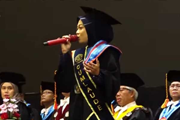 Clarinta Ega Divanie, tampil mempersembahkan lagu 'Doa Seorang Anak'. (rhd) - Rampung 3,5 Tahun, Penyanyi Profesional Sabet Lulusan Terbaik PWK ITN Malang
