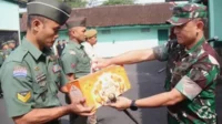 Dandim 0833 Serahkan Bingkisan Lebaran Kepada Prajurit dan PNS TNI AD