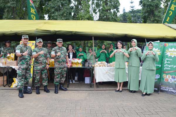 Danrem 083/Bdj bersama Persit dalam Bazar Murah TNI di Lapangan Rampal. (penrem083) - Dukung Ekonomi Lokal, Korem 083/Bdj Gelar Bazar Murah TNI di Lapangan Rampal