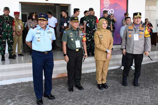 Danrem 083/Bdj bersama jajaran TNI-POLRI dan Pemda Banyuwangi. (penrem083) - Korem 083/Bdj Sukseskan Kunker Presiden RI Joko Widodo Serahkan 10.323 Sertifikat Tanah di Banyuwangi