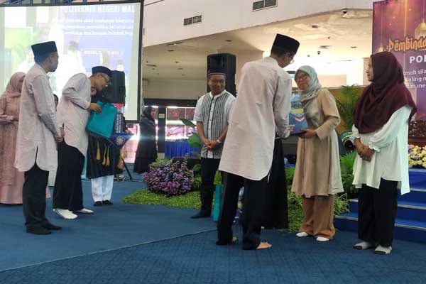 Direktur Polinema memberikan cendera mata. (rhd) - Polinema Melepas Lima Calon Jemaah Haji