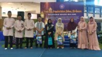 Direktur dan Wakil Direktur Polinema bersama calon jemaah haji. (rhd) - Polinema Melepas Lima Calon Jemaah Haji