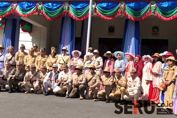 Foto bersama Pj Wali Kota dan OPD Kota Malang menggunakan baju bertema kolonial Belanda. (wul) - Merawat Sejarah, Pj Wali Kota Malang Bersama OPD dan Masyarakat Pawai Budaya Usung Kolaborasi Kuno-Kini