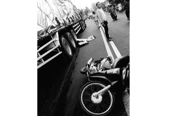 Lalai Saat Berkendara, Seorang Kakek di Kota Malang Tewas Terlindas Truk