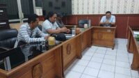 Hady Anwara mantan ketua RT 30 Kotakan saat mendatangi kantor DPRD Kabupaten Situbondo. (Seru.co.id/aza) - Disinyalir Ada Kepentingan Politik, Mantan RT Tagih Janji DPRD