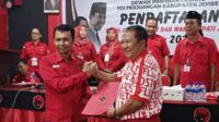 Hendy Siswanto saat mendaftar Bacabup ke DPC PDIP Jember. (Seru.co.id/amb) - Usai Daftar Bacabup Jember, Hendy Siswanto ke PDIP: 'Dulu Tak Berjodoh, Semoga Kini Berjodoh'