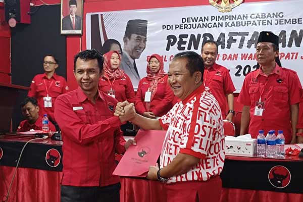 Hendy Siswanto saat mendaftar Bacabup ke DPC PDIP Jember. (Seru.co.id/amb) - Usai Daftar Bacabup Jember, Hendy Siswanto ke PDIP: 'Dulu Tak Berjodoh, Semoga Kini Berjodoh'