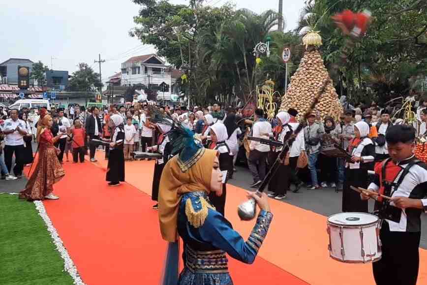 Grebeg Kupat Tumpeng Syawalan Disparta Batu Sedot Ribuan Penonton