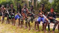 Ilustrasi Kelompok Kriminal Bersenjata (KKB) siap baku tembak. (ist) - Dua Orang Diduga KKB Tewas, Usai Baku Tembak dengan TNI-Polri