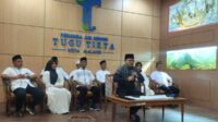 Jajaran Direksi dan Manajemen Perumda Tugu Tirta menjawab pertanyaan awak media. (rhd) - Perumda Tugu Tirta Siaga, Jamin Air Minum Aman saat Idulfitri