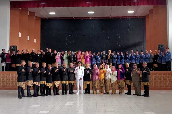 Jajaran Pemkot Malang saat napak tilas di gedung kesenian Gajayana. (Afi) - Pj Wali Kota Naik Bemo Napak Tilas Tempat Bersejarah di Kota Malang