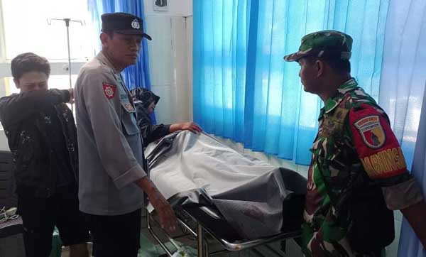 Jasad Korban usai dibawa ke Puskesmas Ambulu. (ist) - Niat Nonton Festival Pegon, Pasutri di Jember Tertimpa Ranting Pohon, Suami Meninggal