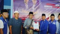 KH. Holilurrahman (tengah) saat menyerahkan berkas pendaftaran ke Partai Demokrat Pamekasan. (Seru.co.id/udi) - Setelah Kalah Pilkada Tahun Lalu, Kyai Holil Kembali Maju sebagai Cabup Pamekasan 2024