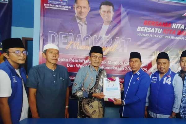 KH. Holilurrahman (tengah) saat menyerahkan berkas pendaftaran ke Partai Demokrat Pamekasan. (Seru.co.id/udi) - Setelah Kalah Pilkada Tahun Lalu, Kyai Holil Kembali Maju sebagai Cabup Pamekasan 2024