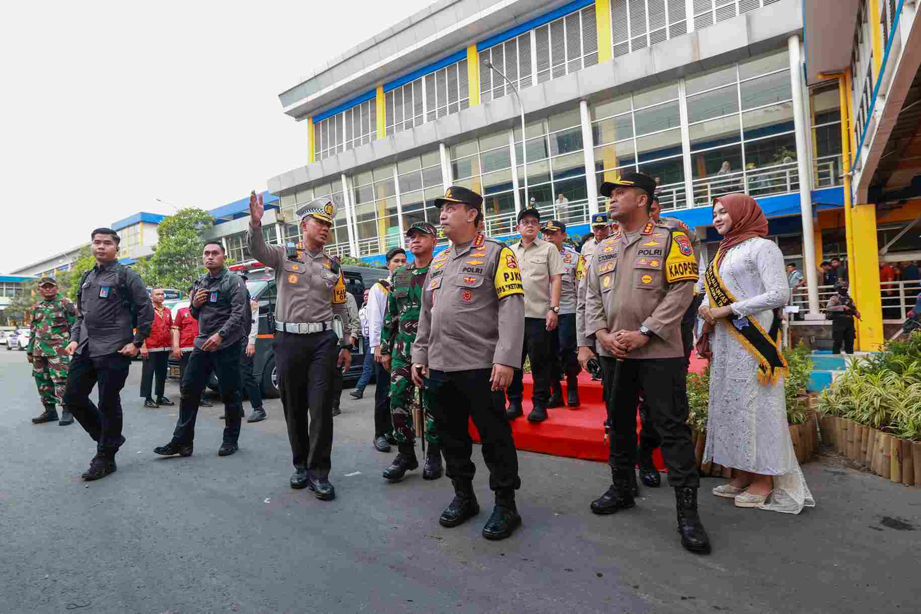Kapolri Bersama Menhub dan Panglima TNI Cek Kesiapan Jalur Mudik di Wilayah Jatim