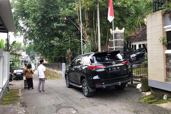 Kediaman mantan Bupati Malang, Rendra Kresna saat banyak didatangi pejabat. (Seru.co.id/wul) - Rendra Kresna Bebas dari Tahanan Setelah Mendapatan Remisi