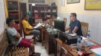 DIAMANKAN POLISI: Kedua terduga calo tiket online diketahui merupakan kakak beradik, yakni AP (42) dan DW (32). Keduanya warga Desa/Kecamatan Jangkar, Situbondo. (Seru.co.id/aza) - Polisi Berhasil Amankan Dua Orang Terduga Calo Tiket Kapal Feri
