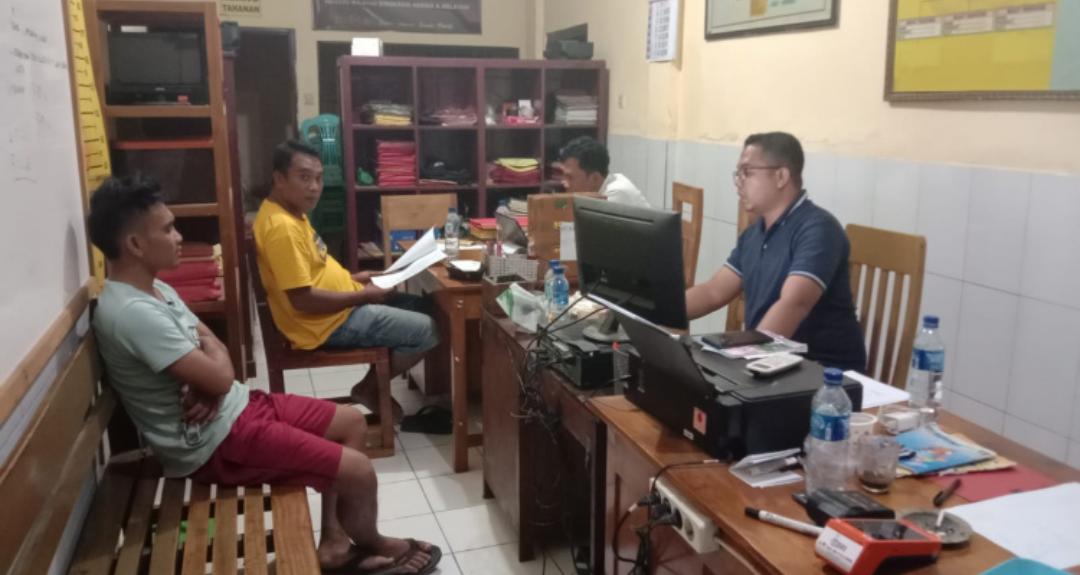 DIAMANKAN POLISI: Kedua terduga calo tiket online diketahui merupakan kakak beradik, yakni AP (42) dan DW (32). Keduanya warga Desa/Kecamatan Jangkar, Situbondo. (Seru.co.id/aza) - Polisi Berhasil Amankan Dua Orang Terduga Calo Tiket Kapal Feri