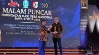 Kepala DPUBM Kabupaten Malang terima Prapanca Award dari Ketua PWI Jatim. (rhd) - Infrastruktur Sokong Perekonomian Desa, Kepala DPUBM Kabupaten Malang Terima Prapanca Award