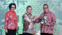 Kepala Dinas Lingkungan Hidup Pamekasan Saat menerima Piala Adipura. (Seru.co.id/udi) - Pemkab Pamekasan Raih Piala Adipura Kategori Kota Kecil