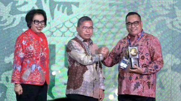 Kepala Dinas Lingkungan Hidup Pamekasan Saat menerima Piala Adipura. (Seru.co.id/udi) - Pemkab Pamekasan Raih Piala Adipura Kategori Kota Kecil
