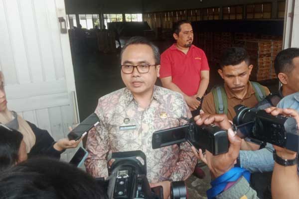 Kepala Disnaker-PMPTSP Kota Malang berharap permasalahan THR selesai sebelum lebaran. (mg2) - Pj Wali Kota Malang Tinjau Pabrik Rokok Grendel, Pastikan THR Karyawan Aman