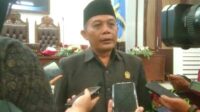 Ketua DPC PDIP Kota Malang, I Made Riandiana Kartika, menjawab pertanyaan awak media. (ws11) - DPC PDIP Kota Malang: Wajib Usung N1