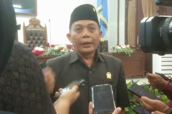 Ketua DPRD Kota Malang menjawab pertanyaan awak media pasca Sidang Paripurna. (ws11) - Pj Wali Kota Malang Janjikan Skenario Penyelesaian Pasar Blimbing dan Gadang